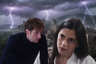 Ο Κωνσταντίνος κοιτάζει αυστηρά και απογοητευμένα την Ισμήνη τη στιγμή που της ζητάει διαζύγιο, στα νέα επεισόδια της σειράς Η Γη της Ελιάς.