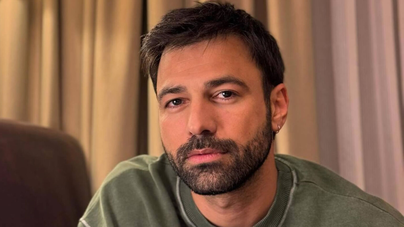 Ο Στέφανος σε σκηνή από τη σειρά Η Γη της Ελιάς.