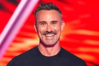 Ο αγαπημένος σεναριογράφος και ηθοποιός Γιώργος Καπουτζίδης παραχωρεί αποκαλυπτική συνέντευξη, μιλώντας για τον σύντροφό του και τη σειρά Σέρρες.