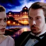 Η Αλίκη από τη σειρά Grand Hotel δακρυσμένη κοιτάζει τον Πέτρο, ενώ η Κυβέλη αντιμετωπίζει έντρομη μια ένοπλη απειλή.