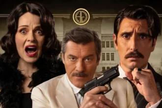 Η Κυβέλη τρομοκρατημένη υπό την απειλή του όπλου του Χατζημήτρου, την ώρα που ο Ρήγας μπαίνει στο δωμάτιο, στο επεισόδιο 101 της σειράς Grand Hotel.