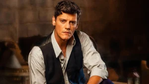 Ο Βλάσσης σε σκηνή από τη δραματική σειρά Grand Hotel.