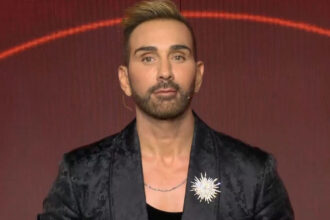 Ο Νίκος Κοκλώνης στη λαμπερή σκηνή του J2US σε μια βραδιά γεμάτη ανατροπές, τραγούδι, guest κριτές και πολλές εκπλήξεις.