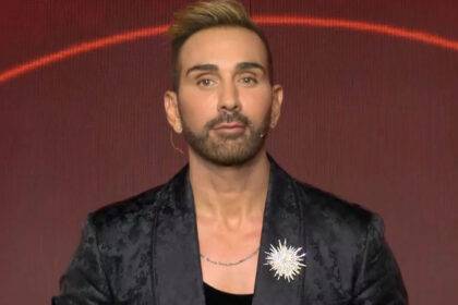 Ο Νίκος Κοκλώνης στη λαμπερή σκηνή του J2US σε μια βραδιά γεμάτη ανατροπές, τραγούδι, guest κριτές και πολλές εκπλήξεις.