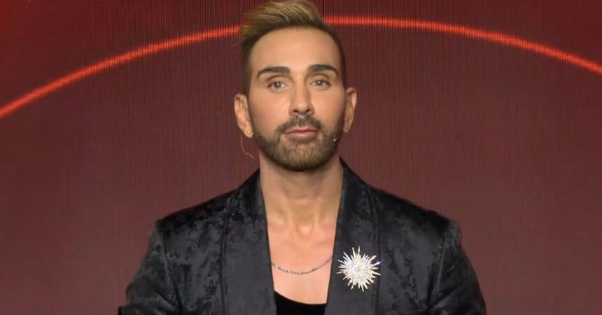 Ο Νίκος Κοκλώνης στη λαμπερή σκηνή του J2US σε μια βραδιά γεμάτη ανατροπές, τραγούδι, guest κριτές και πολλές εκπλήξεις.