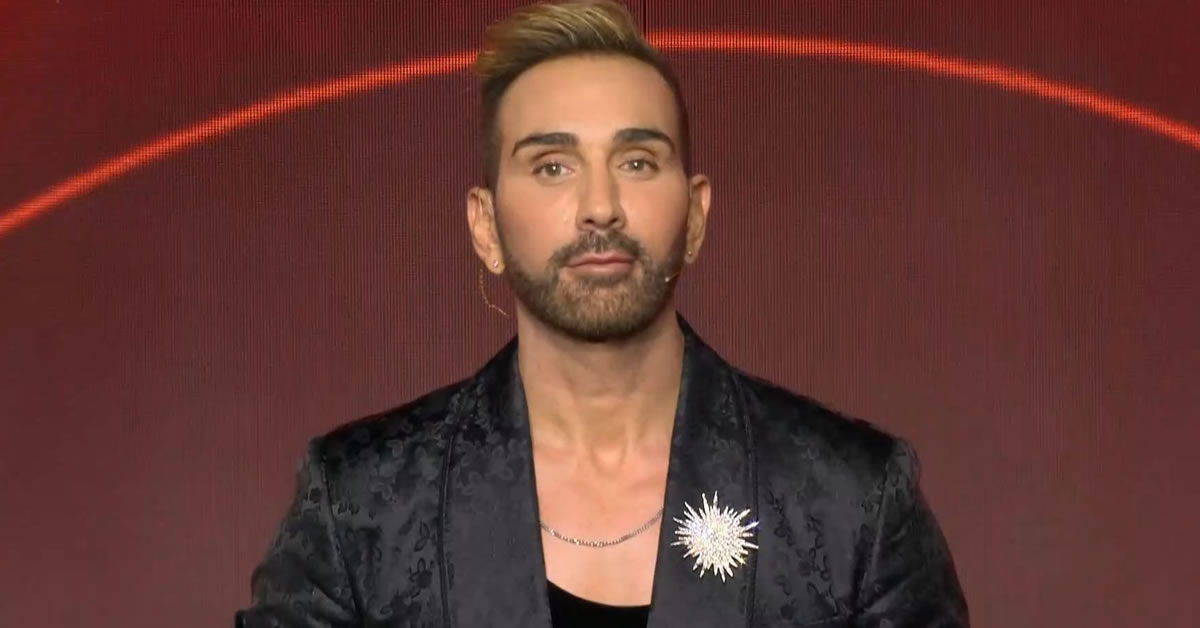 Ο Νίκος Κοκλώνης στη λαμπερή σκηνή του J2US σε μια βραδιά γεμάτη ανατροπές, τραγούδι, guest κριτές και πολλές εκπλήξεις.