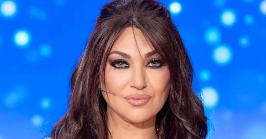 Η Καίτη Γαρμπή σε μια εντυπωσιακή AI δημιουργία με πλατινέ μαλλιά και αυτιά λαγού, να φοράει μια λευκή γούνα, περιτριγυρισμένη από κατάλευκους λαγούς με μπλε μάτια.