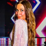 Η Κατερίνα Παπουτσάκη ποζάρει χαμογελαστή με την αστραφτερή, στενή τουαλέτα της στο εντυπωσιακό πλατό του Your Face Sounds Familiar.