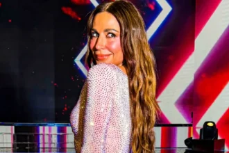 Η Κατερίνα Παπουτσάκη ποζάρει χαμογελαστή με την αστραφτερή, στενή τουαλέτα της στο εντυπωσιακό πλατό του Your Face Sounds Familiar.