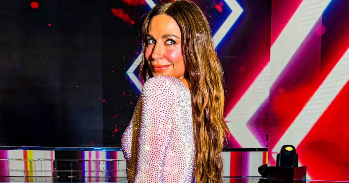 Η Κατερίνα Παπουτσάκη ποζάρει χαμογελαστή με την αστραφτερή, στενή τουαλέτα της στο εντυπωσιακό πλατό του Your Face Sounds Familiar.