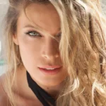 Η Μαριέττα Χρουσαλά ποζάρει χαλαρή και ευδιάθετη με το μαγιό της και μια πετσέτα στα μαλλιά.