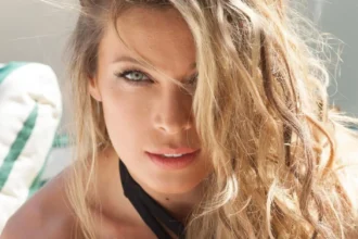 Η Μαριέττα Χρουσαλά ποζάρει χαλαρή και ευδιάθετη με το μαγιό της και μια πετσέτα στα μαλλιά.