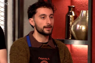 Ο Γιώργος Αχλαδιώτης με τη μαύρη ποδιά στο πλατό του MasterChef 10, εμφανώς εκνευρισμένος απέναντι στους κριτές.