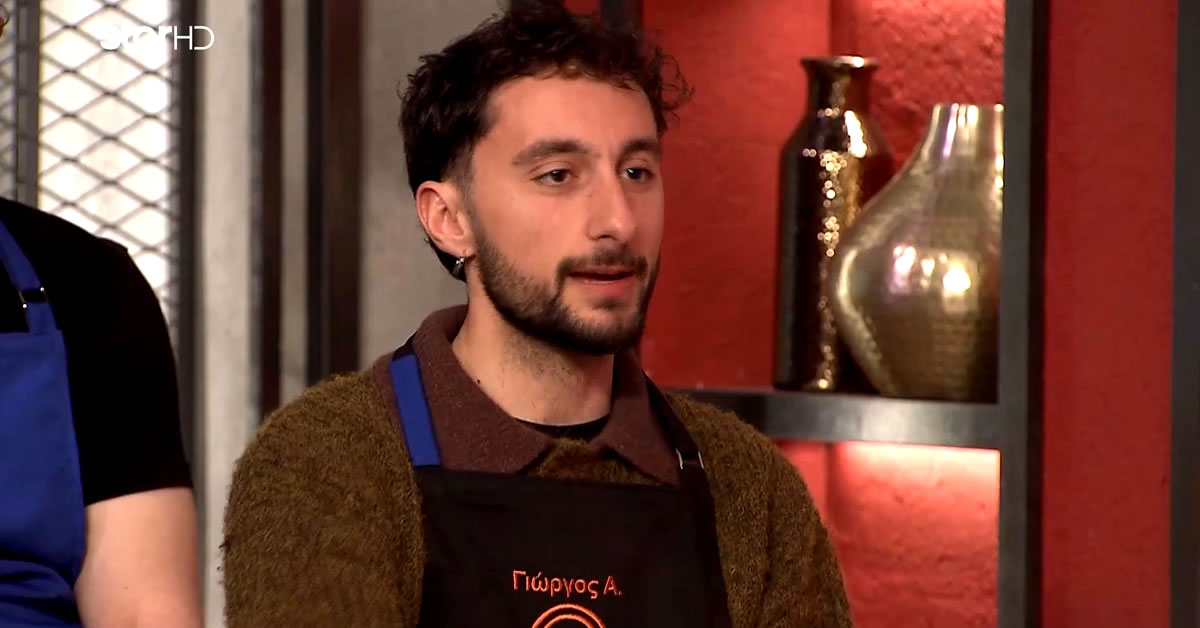 Ο Γιώργος Αχλαδιώτης με τη μαύρη ποδιά στο πλατό του MasterChef 10, εμφανώς εκνευρισμένος απέναντι στους κριτές.