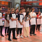 Οι τρεις κριτές του MasterChef, Σωτήρης Κοντιζάς, Πάνος Ιωαννίδης και Λεωνίδας Κουτσόπουλος, με αυστηρό ύφος απέναντι στους παίκτες με τις μαύρες ποδιές.