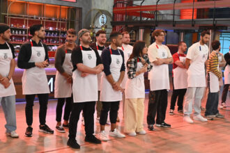 Οι τρεις κριτές του MasterChef, Σωτήρης Κοντιζάς, Πάνος Ιωαννίδης και Λεωνίδας Κουτσόπουλος, με αυστηρό ύφος απέναντι στους παίκτες με τις μαύρες ποδιές.