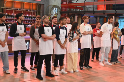 Οι τρεις κριτές του MasterChef, Σωτήρης Κοντιζάς, Πάνος Ιωαννίδης και Λεωνίδας Κουτσόπουλος, με αυστηρό ύφος απέναντι στους παίκτες με τις μαύρες ποδιές.