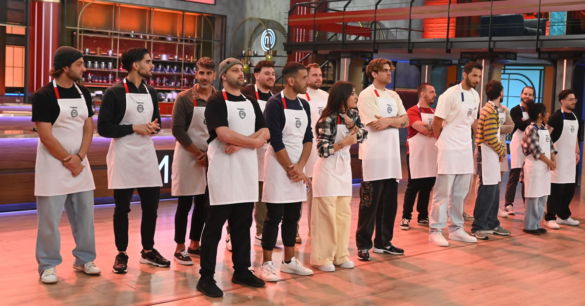 Οι τρεις κριτές του MasterChef, Σωτήρης Κοντιζάς, Πάνος Ιωαννίδης και Λεωνίδας Κουτσόπουλος, με αυστηρό ύφος απέναντι στους παίκτες με τις μαύρες ποδιές.