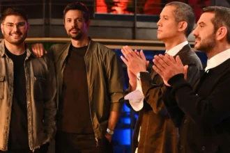 Οι τρεις κριτές του MasterChef, Κοντιζάς, Ιωαννίδης και Κουτσόπουλος, στέκονται αυστηροί απέναντι στους παίκτες ανακοινώνοντας τους κανόνες για τις τρεις πεντάδες.