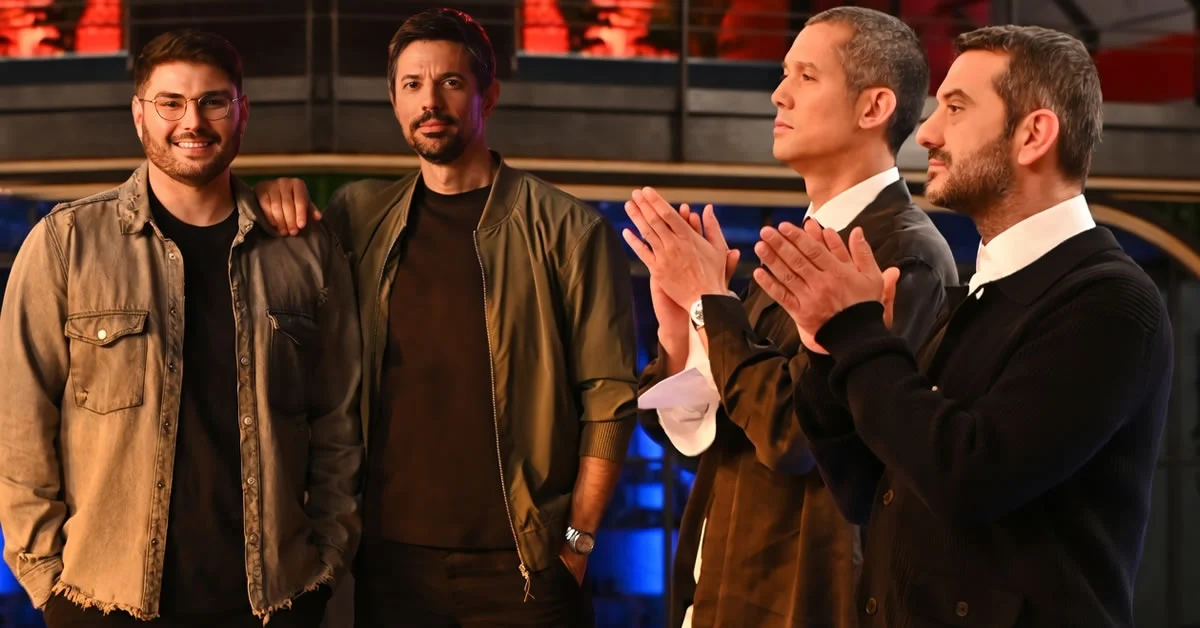 Οι τρεις κριτές του MasterChef, Κοντιζάς, Ιωαννίδης και Κουτσόπουλος, στέκονται αυστηροί απέναντι στους παίκτες ανακοινώνοντας τους κανόνες για τις τρεις πεντάδες.