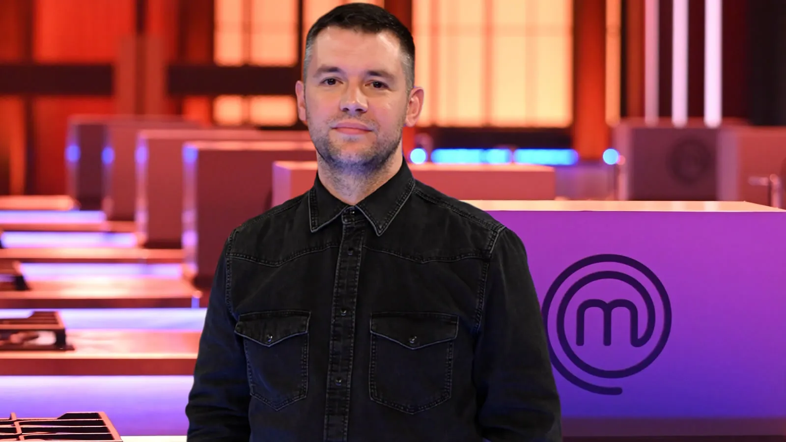 Ο Τιμολέων Διαμαντής επιστρέφει ως καλεσμένος κριτής στην κουζίνα του MasterChef 10 δίνοντας τις κατευθύνσεις για ένα κρίσιμο Mystery Box με θαλασσινά.