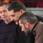 Οι τρεις κριτές του MasterChef 2026, Σωτήρης Κοντιζάς, Πάνος Ιωαννίδης και Λεωνίδας Κουτσόπουλος, ανακοινώνουν τους νέους σκληρούς κανόνες στους 16 παίκτες με τις μαύρες ποδιές.