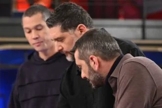 Οι τρεις κριτές του MasterChef 2026, Σωτήρης Κοντιζάς, Πάνος Ιωαννίδης και Λεωνίδας Κουτσόπουλος, ανακοινώνουν τους νέους σκληρούς κανόνες στους 16 παίκτες με τις μαύρες ποδιές.
