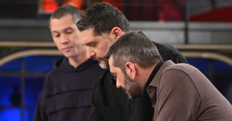 Οι τρεις κριτές του MasterChef 2026, Σωτήρης Κοντιζάς, Πάνος Ιωαννίδης και Λεωνίδας Κουτσόπουλος, ανακοινώνουν τους νέους σκληρούς κανόνες στους 16 παίκτες με τις μαύρες ποδιές.