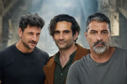 Κολάζ με τους πρωταγωνιστές των νέων σειρών του MEGA, Γιώργο Χρυσοστόμου, Οδυσσέα Παπασπηλιόπουλο και Βασίλη Μπισμπίκη.