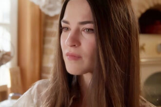 Η Άννα, με δάκρυα στα μάτια, αγκαλιάζει τον Λευτέρη στο κρεβάτι του πόνου, υποσχόμενη να μείνει στο πλευρό του στα νέα συγκινητικά επεισόδια της σειράς Να Μ' Αγαπάς.