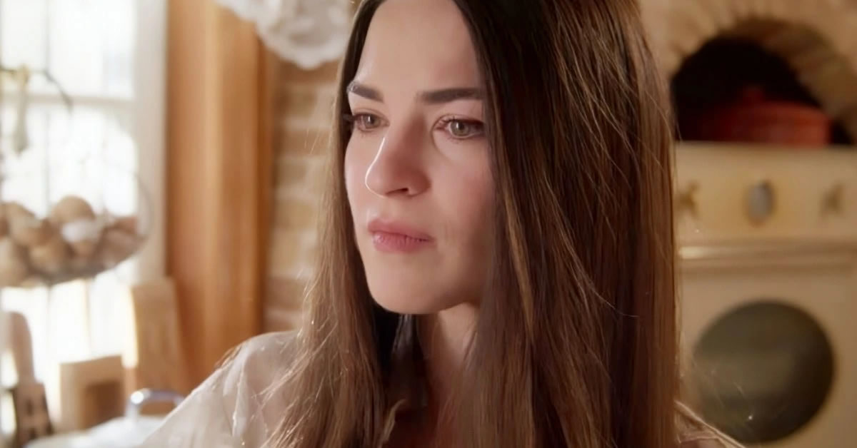 Η Άννα, με δάκρυα στα μάτια, αγκαλιάζει τον Λευτέρη στο κρεβάτι του πόνου, υποσχόμενη να μείνει στο πλευρό του στα νέα συγκινητικά επεισόδια της σειράς Να Μ' Αγαπάς.