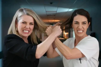 Η Βέρα πετάει με οργή τη Σοφία έξω από το δωμάτιο του Θεόφιλου, ενώ σε άλλο πλάνο ο Λευτέρης φαίνεται να καταρρέει στα νέα επεισόδια της σειράς Να μ' αγαπάς.