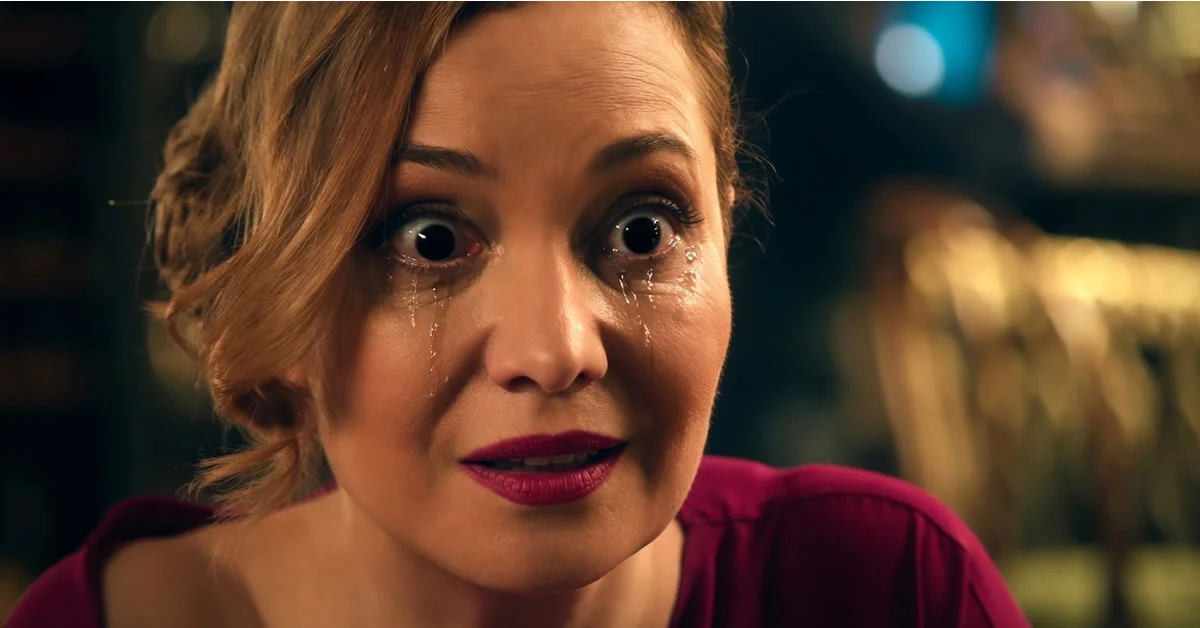 Η Ζωή κλαίει και φωνάζει γεμάτη απόγνωση, ενώ ο Μιχάλης δείχνει παλιές φωτογραφίες μπροστά στα σαστισμένα δίδυμα στη σειρά Να μ' αγαπάς.