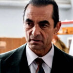 Ο Ηλίας Καπετανάκος στο καμπαρέ της Τρούμπας στη σειρά Porto Leone τη στιγμή της μεγάλης αποκάλυψης στην κόρη του.