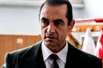 Ο Ηλίας Καπετανάκος στο καμπαρέ της Τρούμπας στη σειρά Porto Leone τη στιγμή της μεγάλης αποκάλυψης στην κόρη του.