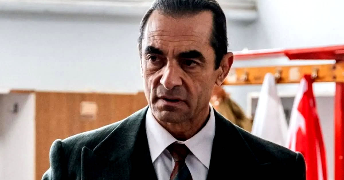 Ο Ηλίας Καπετανάκος στο καμπαρέ της Τρούμπας στη σειρά Porto Leone τη στιγμή της μεγάλης αποκάλυψης στην κόρη του.