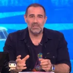 Ο Αντώνης Κανάκης στο τηλεοπτικό πλατό της σατιρικής εκπομπής Ράδιο Αρβύλα, ανακοινώνοντας το τέλος της σεζόν με μια έντονα συναισθηματική ομιλία.