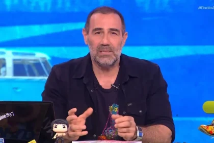 Ο Αντώνης Κανάκης στο τηλεοπτικό πλατό της σατιρικής εκπομπής Ράδιο Αρβύλα, ανακοινώνοντας το τέλος της σεζόν με μια έντονα συναισθηματική ομιλία.