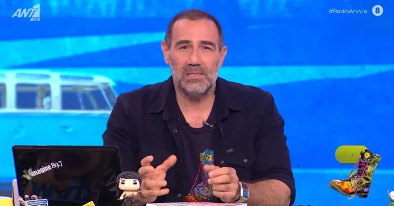 Ο Αντώνης Κανάκης στο τηλεοπτικό πλατό της σατιρικής εκπομπής Ράδιο Αρβύλα, ανακοινώνοντας το τέλος της σεζόν με μια έντονα συναισθηματική ομιλία.