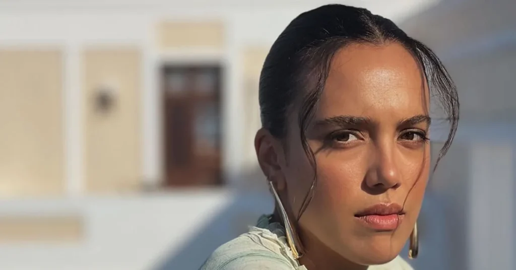 Σάντυ Χατζηιωάννου: Η «Αλεξάνδρα» του Μια νύχτα αφήνει τις ίντριγκες και μαγνητίζει τα βλέμματα στη Χαλκίδα