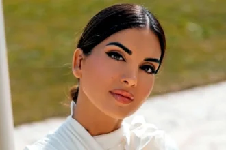 Η Σταματίνα Τσιμτσιλή ποζάρει λαμπερή