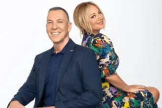 Η Νάνσυ Ζαμπέτογλου και ο Θανάσης Αναγνωστόπουλος χαμογελαστοί στον χαρακτηριστικό μπλε καναπέ της εκπομπής Στούντιο 4.