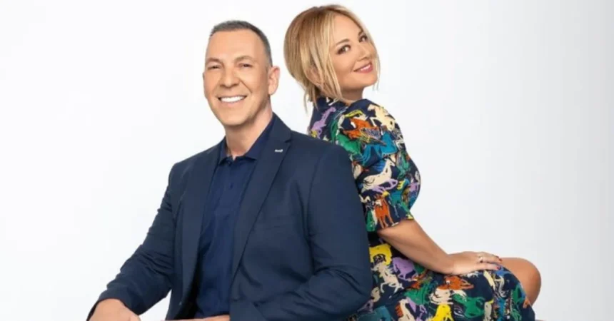 Η Νάνσυ Ζαμπέτογλου και ο Θανάσης Αναγνωστόπουλος χαμογελαστοί στον χαρακτηριστικό μπλε καναπέ της εκπομπής Στούντιο 4.