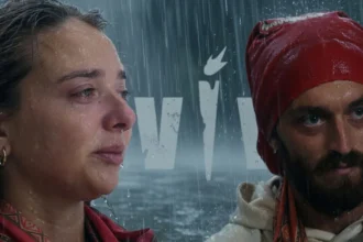 Παίκτες του Survivor 2026 αγωνίζονται υπό καταρρακτώδη βροχή σε λασπωμένο στίβο μάχης στον Άγιο Δομίνικο για την ασυλία.