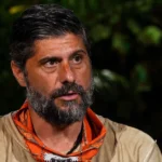 Παίκτες της ομάδας των Αθηναίων με σκυμμένα κεφάλια στο Συμβούλιο του Νησιού του Survivor 2026, έτοιμοι για τη διαδικασία της ψηφοφορίας.