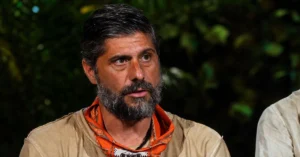 Παίκτες της ομάδας των Αθηναίων με σκυμμένα κεφάλια στο Συμβούλιο του Νησιού του Survivor 2026, έτοιμοι για τη διαδικασία της ψηφοφορίας.