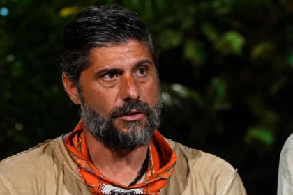 Παίκτες της ομάδας των Αθηναίων με σκυμμένα κεφάλια στο Συμβούλιο του Νησιού του Survivor 2026, έτοιμοι για τη διαδικασία της ψηφοφορίας.