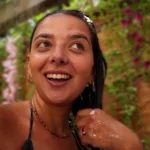 Οι παίκτες του Survivor 2026, λαμπεροί και καθαροί, διασκεδάζουν με την ψυχή τους ενώ ο Νίκος Κουρκούλης ερμηνεύει τις επιτυχίες του στο Πάρτι της Ένωσης.
