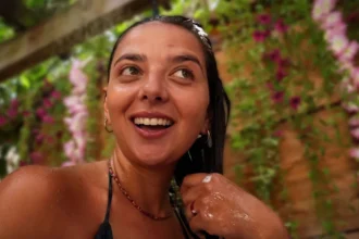 Οι παίκτες του Survivor 2026, λαμπεροί και καθαροί, διασκεδάζουν με την ψυχή τους ενώ ο Νίκος Κουρκούλης ερμηνεύει τις επιτυχίες του στο Πάρτι της Ένωσης.