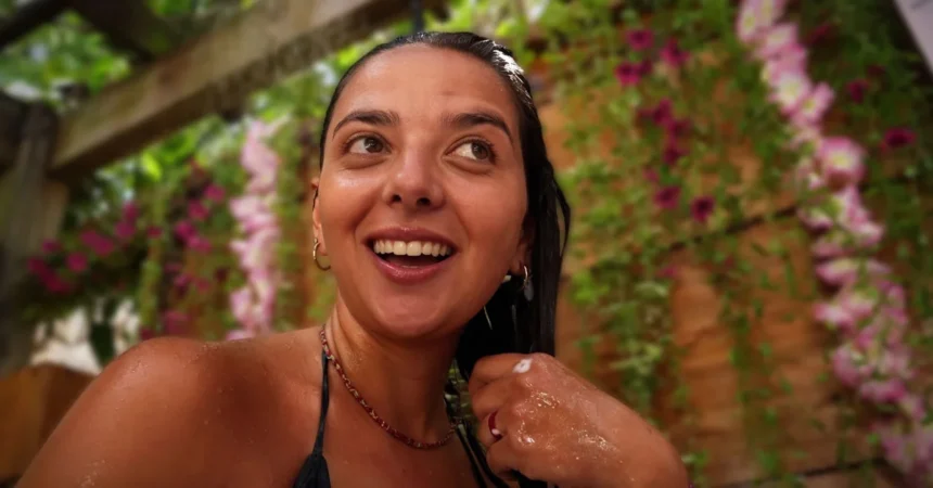 Οι παίκτες του Survivor 2026, λαμπεροί και καθαροί, διασκεδάζουν με την ψυχή τους ενώ ο Νίκος Κουρκούλης ερμηνεύει τις επιτυχίες του στο Πάρτι της Ένωσης.